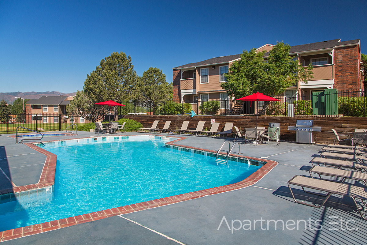 Quail_Run_Apartments_well_maintained_grounds_80918_Beautiful_outdoor_Pool_Mountain_viewss