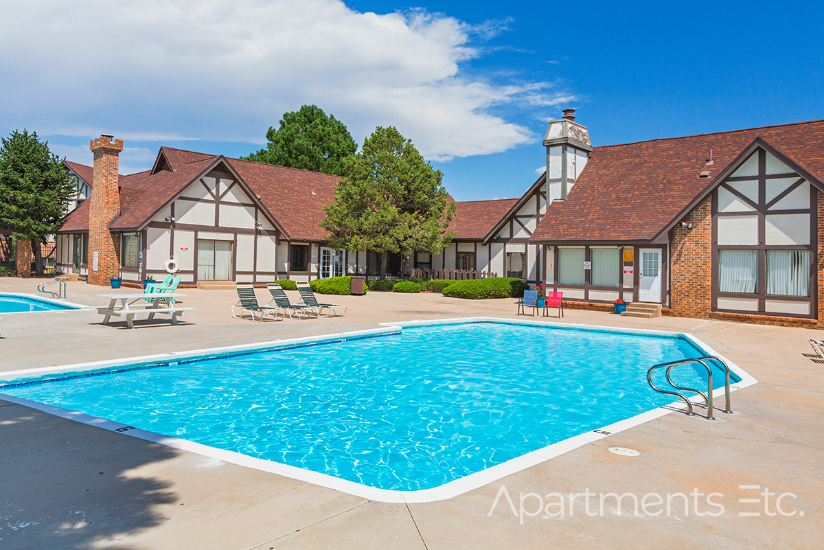 Berkshire_Apartments_near_North_Academy_Blvd_80918_Outdoor_Pool_Area