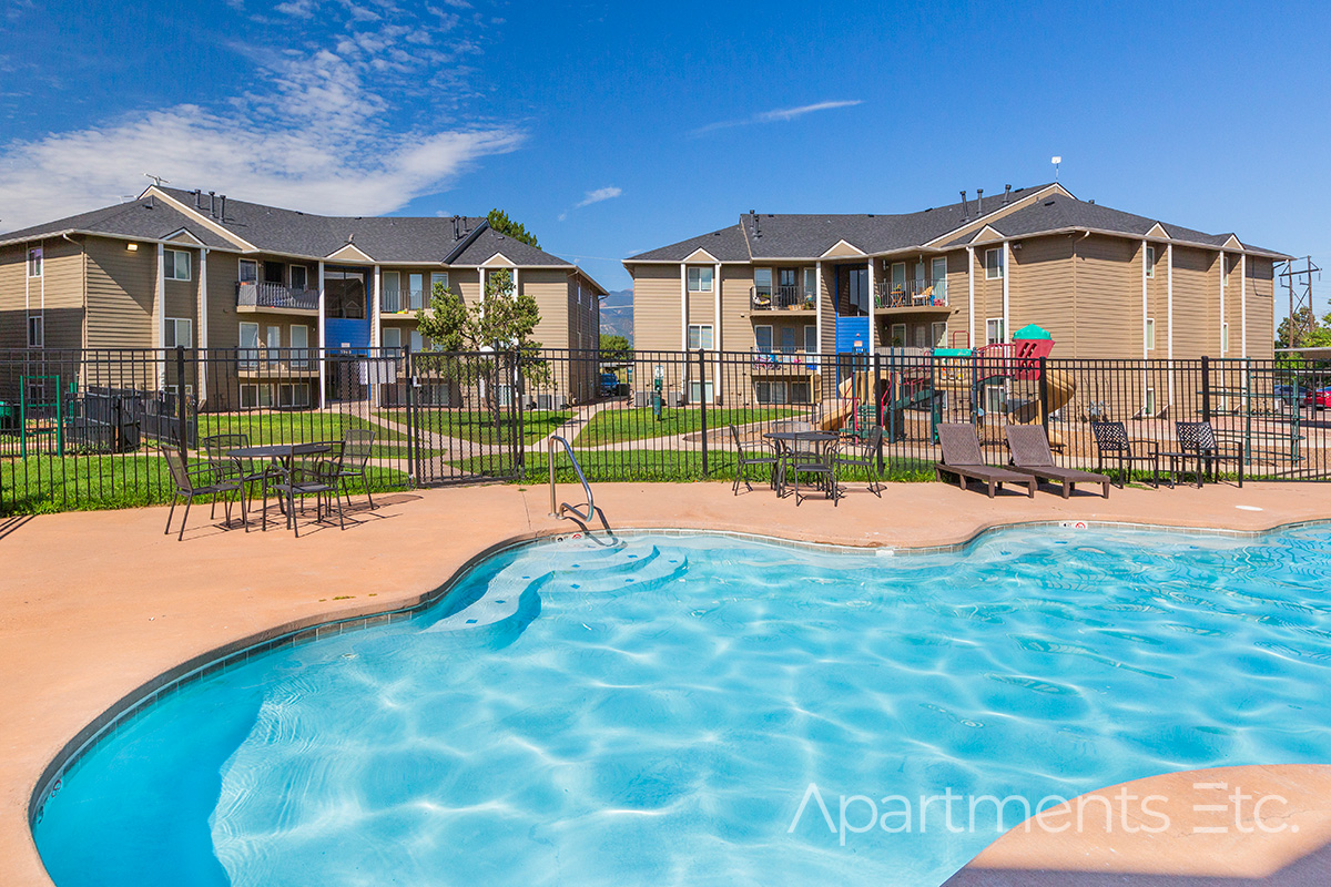Colony_Hills_Apartments_Outdoor_pool_80916