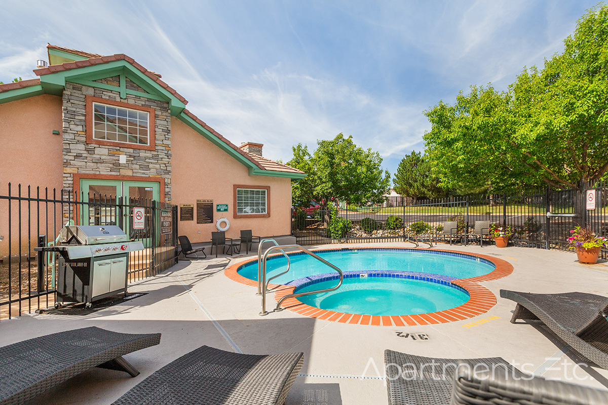 Creekside_at_Norwood_Apartments_Swimming_Pool