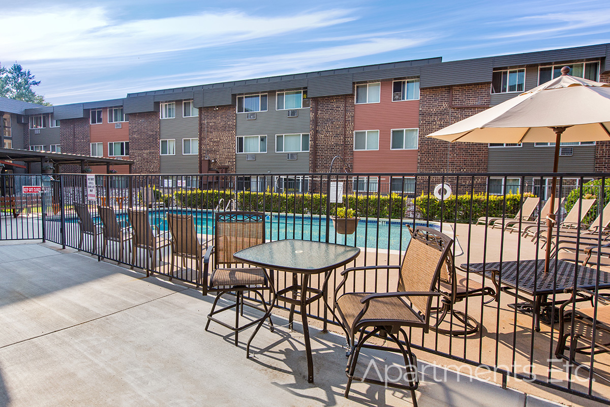 Fairway_View_Apartments_exterior_in_southeast_Colorado_Springs_Outdoor_pool