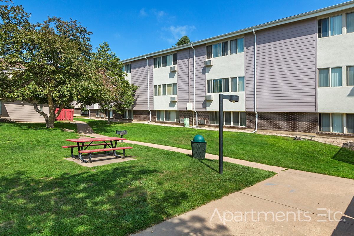 Fir_Tree_Apartments_courtyard_and_landscaping