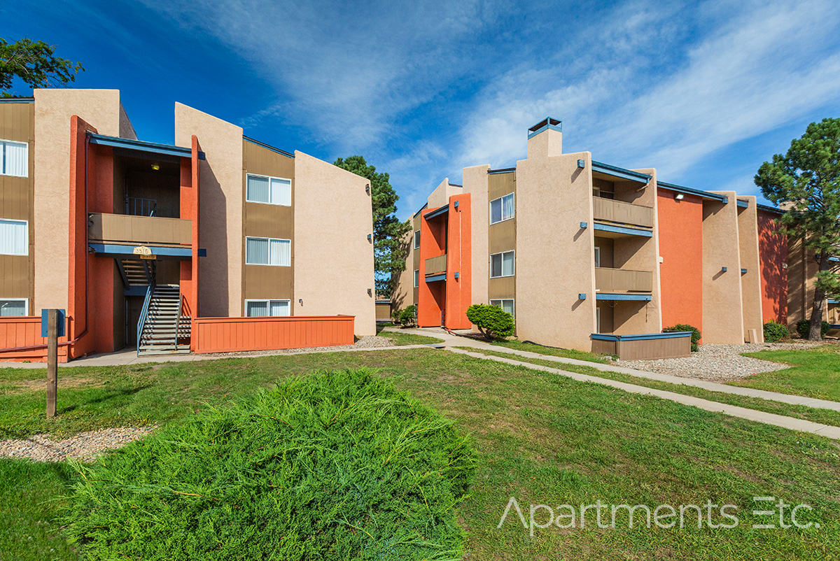 Greentree_Village_Apartments_well_maintained_grounds_CO