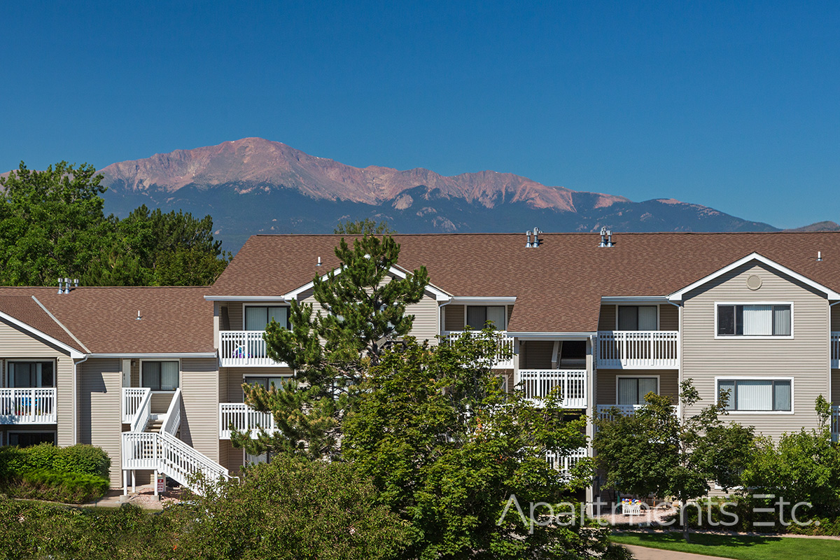 Lynmar_Apartments_landscaped_grounds_in_Colorado_Springs_Pikes_Peak_Views