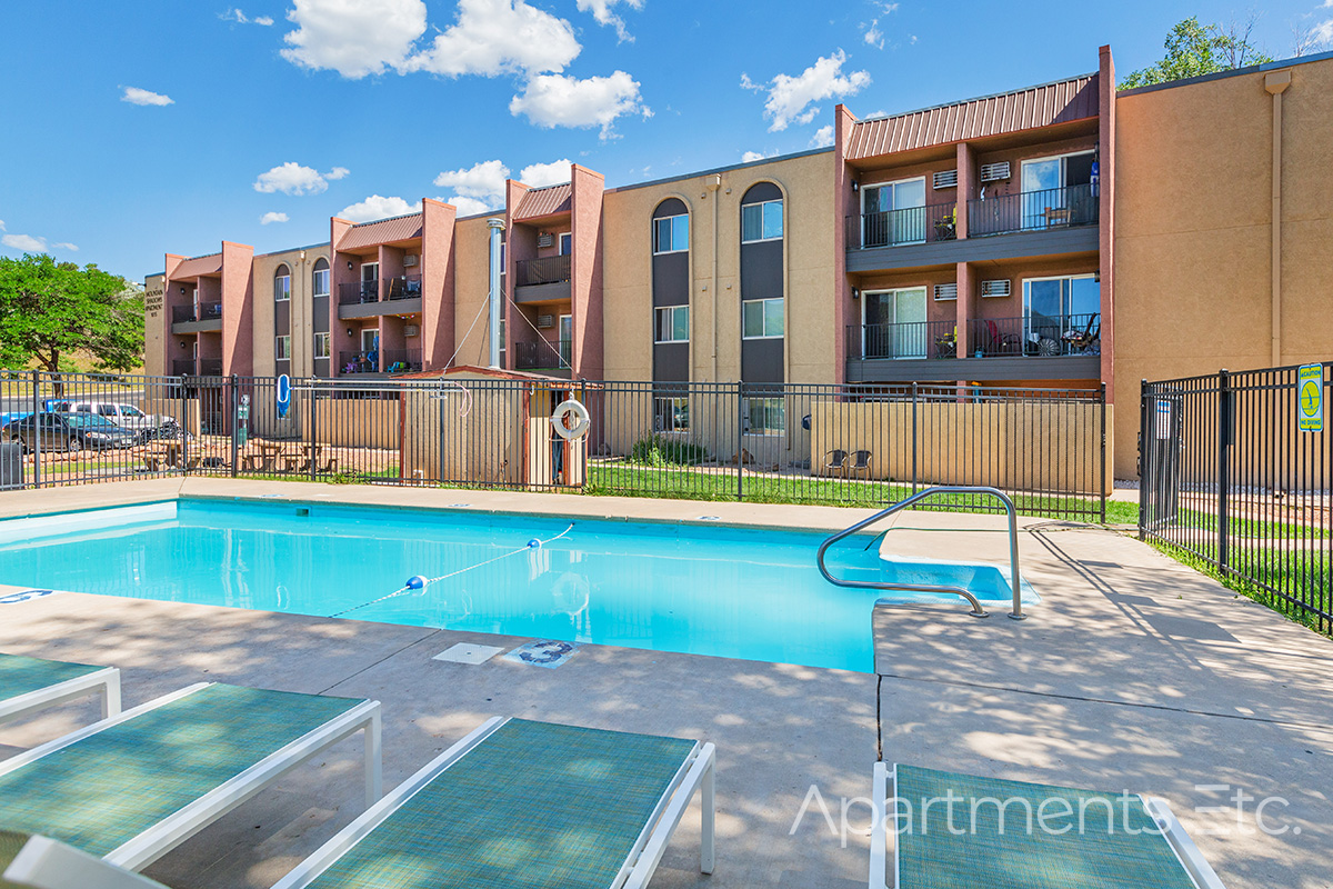 Mountain_Shadows_Apartments_Colorado_Springs_CO_80904_Outdoor_pool