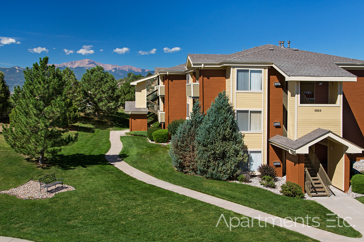 Heritage_at_Hidden_Creek_landscaped_grounds_80918_Pikes_peak_Views