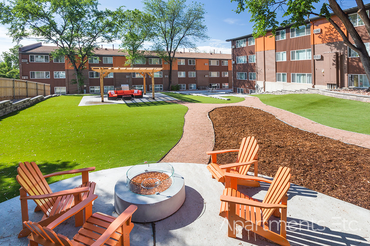 Prospect_Park_Apartment_Homes_For_Rent_80910_Courtyard_With_Fire_pit