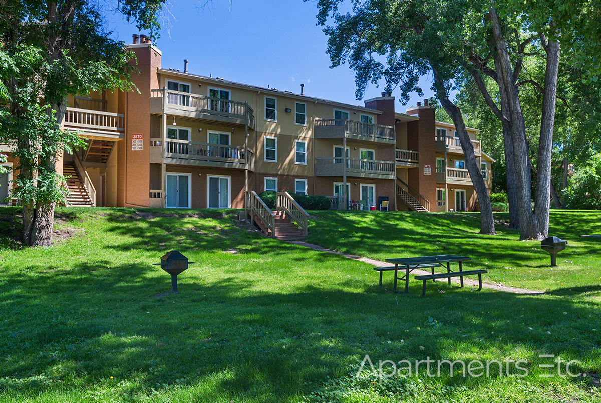 Woodland_Hills_Apartments_Colorado_Springs_CO_80918_Large_Shaded_Green_Space