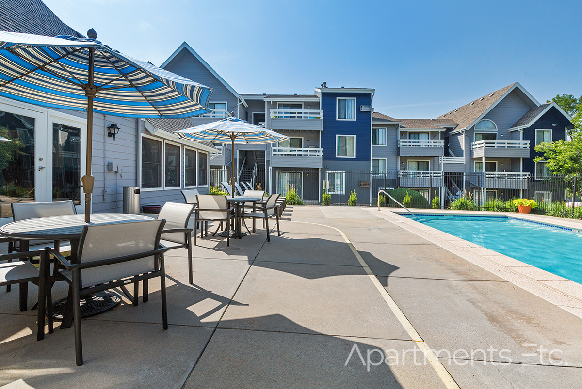 Windmill_Apartments_Courtyard_View_pool_area_Pool_Deck