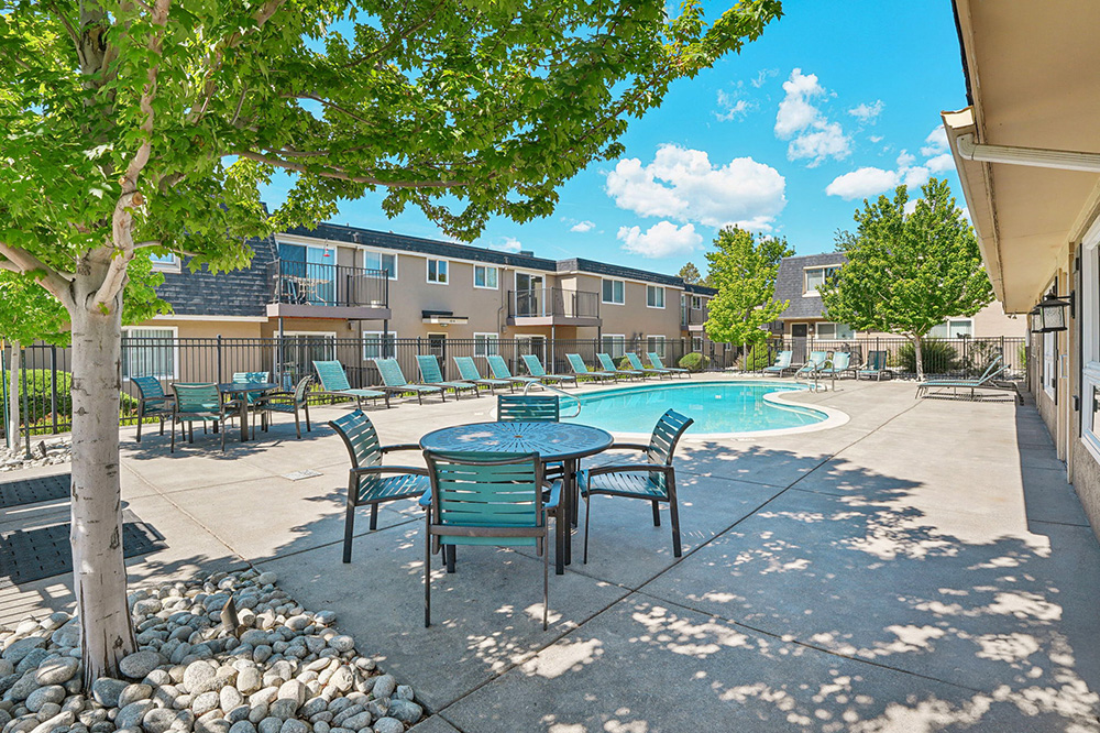 Chateau_Apartments_in_Colorado_Springs_CO_80910_Outdoor_pool