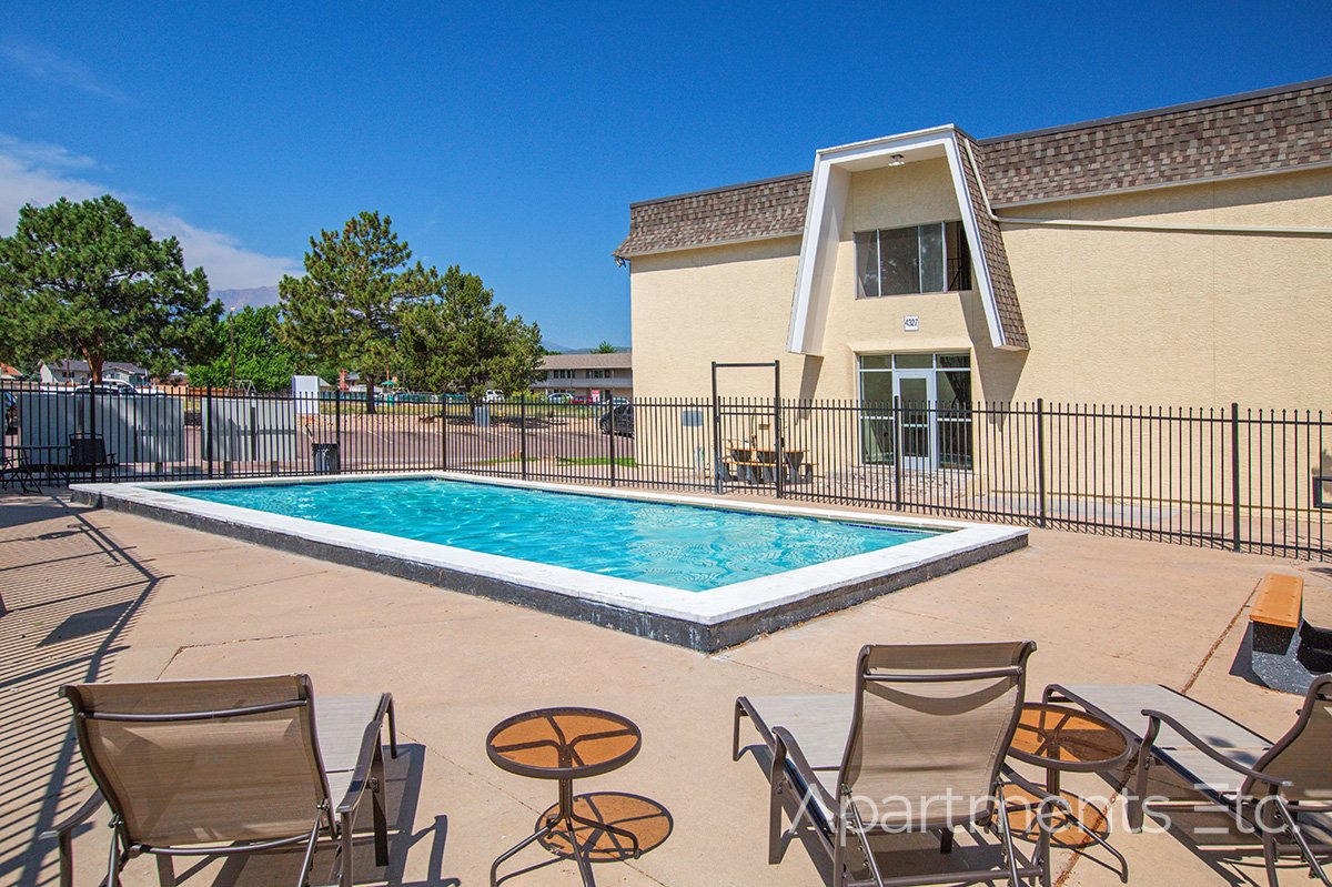 Chestnut_Springs_Apartments_Beautiful_Pool_Colorado_Springs